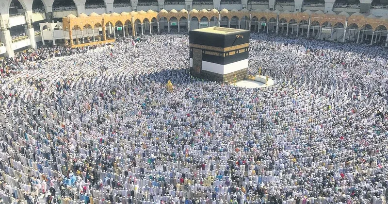 NİHAT HATİPOĞLU Ve yüce Allah (CC) tecelli edecek