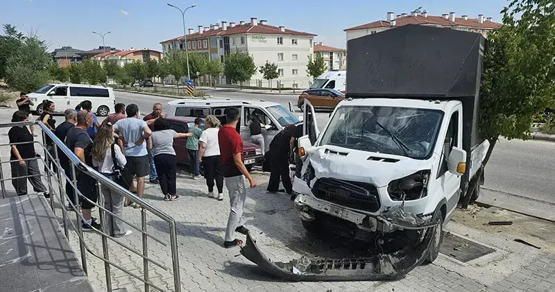 Eskişehir’de kamyonet ve minibüs çarpıştı; 7 yaralı