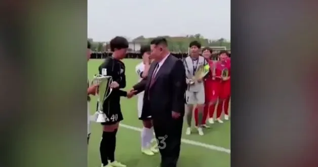 Kim Jong Un şampiyon takımla buluştu, futbolcuların gözyaşları gündem oldu