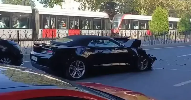Fatih te Gürcistan plakalı otomobil servis minibüsüne çarptı, sürücü kaçtı
