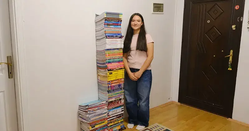 Çalıştığı kitaplar boyunu aşan İpek, LGS Türkiye birincisi oldu