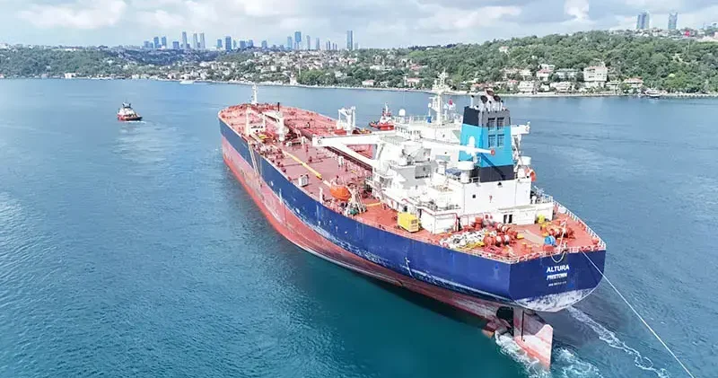 İDA saldırısında hasar alan petrol tankeri, 4 ay sonra İstanbul Boğazı ndan geçti