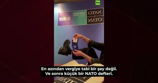 Alman gazeteci NATO da kendisine verilen hediyeleri gösterdi!