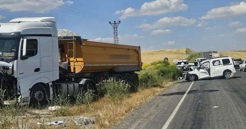 Muş ta kamyonla çarpışan hafif ticari araçtaki 2 kişi öldü, 2 kişi yaralandı