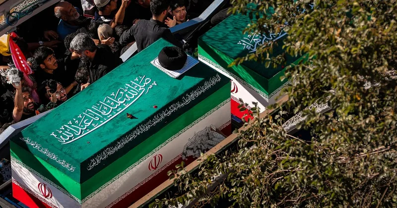 İran ın eski lideri Hamaney bir hafta süren törenlerin ardından Meşhed de defnedildi