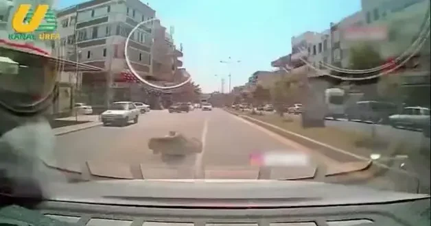 Dikkatsiz sürücü trafiği altüst etti!