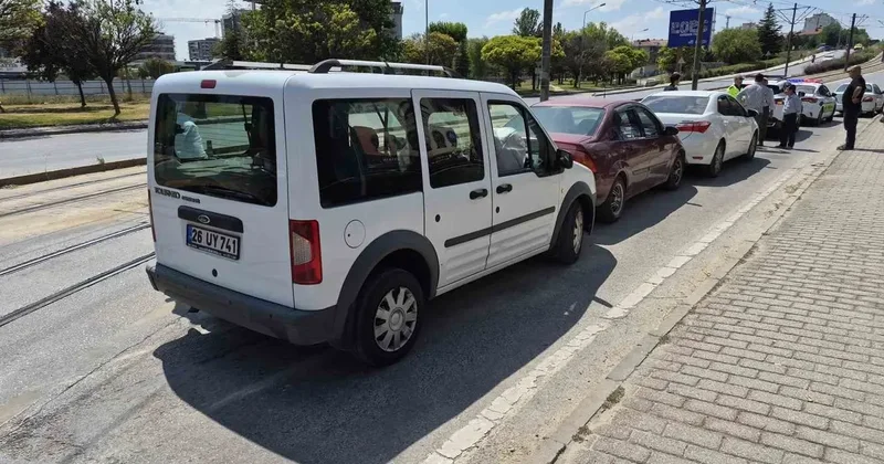 Eskişehir’de 3 aracın karıştığı zincirleme trafik kazası ucuz atlatıldı