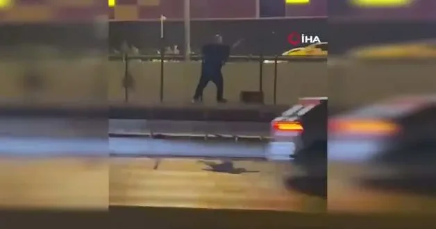 Alkollü şahıs E 5 te ortalığı birbirine kattı: Metrobüs hattının tellerine asıldı, ana yolda yürüdü