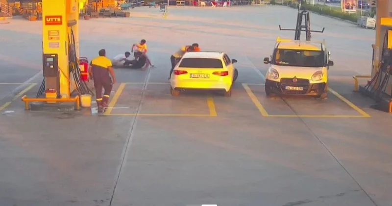 Kuşadası nda yol verme tartışması, akaryakıt istasyonunda kavgaya dönüştü: Olay anı kamerada