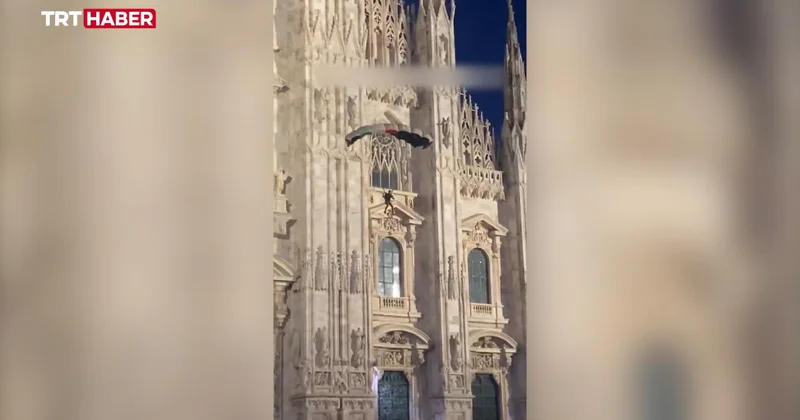 Milano da Filistin bayrağı renklerindeki paraşütüyle Duomo Katedrali nden atladı