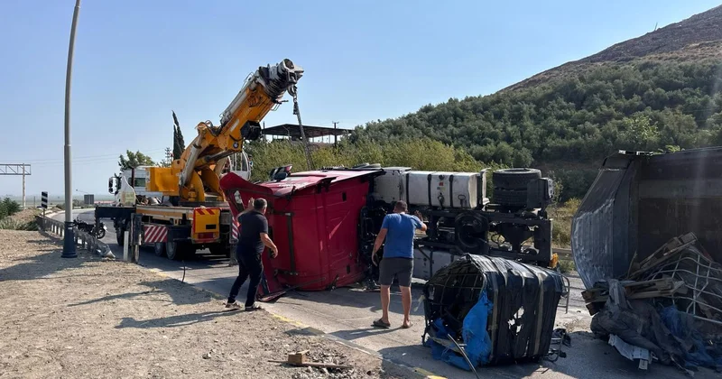 Tır devrildi, iş makinesi parçaları yola saçıldı