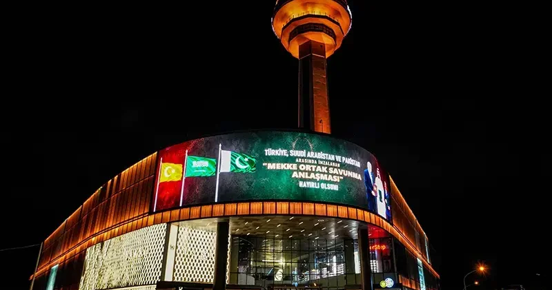Cumhurbaşkanlığı İletişim Başkanlığı’ndan Mekke Anlaşması na özel kampanya: Ankara ve İstanbul un simgeleri aydınlatıldı