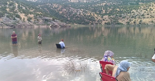 Vatandaşlar şifa bulmak için dağların arasında kilometrelerce yol gidiyor Adıyaman daki Sülüklü Göl ziyaretçi akınına uğruyor Adıyaman Haberleri Habertürk Yerel Haberler