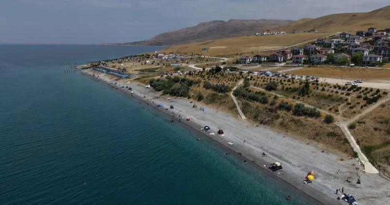Van Gölü nün mavi bayraklı plajı yaz sıcaklarında ilgi görüyor