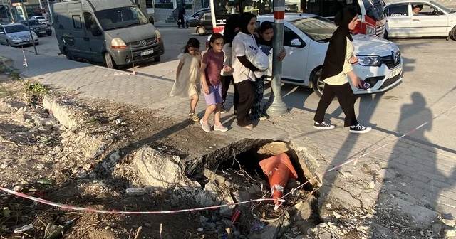İnşaat çevresindeki kaldırımda oluşan derin göçükler muhtemel kazalara davetiye çıkarıyor Eskişehir Haberleri Habertürk Yerel Haberler