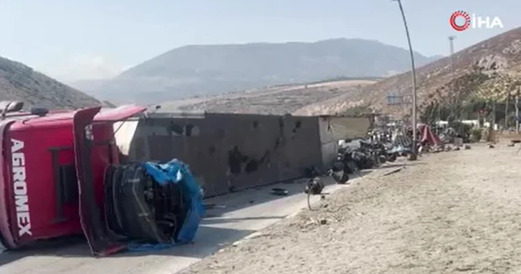 Hatay da freni arızalanan TIR otomobile çarpıp devrildi: Sürücü ağır yaralandı