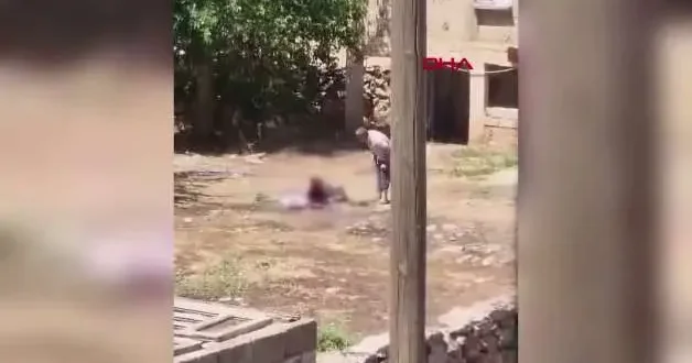 Cani evlat 85 yaşındaki annesini sopa ile dövdü