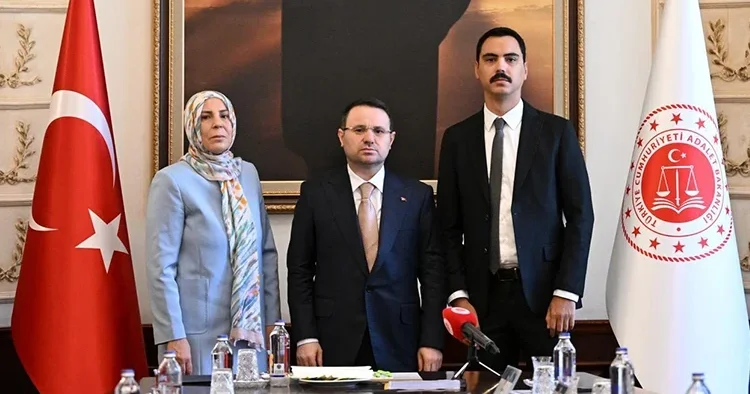 Adalet Bakanı Akın Gürlek, Muhsin Yazıcıoğlu nun eşi ve oğlunu kabul etti