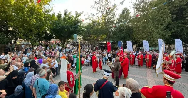 Bursa haberleri Bursa da 700 yıllık fetih coşkusu renkli görüntülere sahne oldu 10 Ağustos 2026