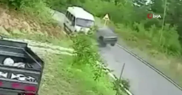 Zonguldak ta işçi servisiyle otomobil kafa kafaya çarpıştı!