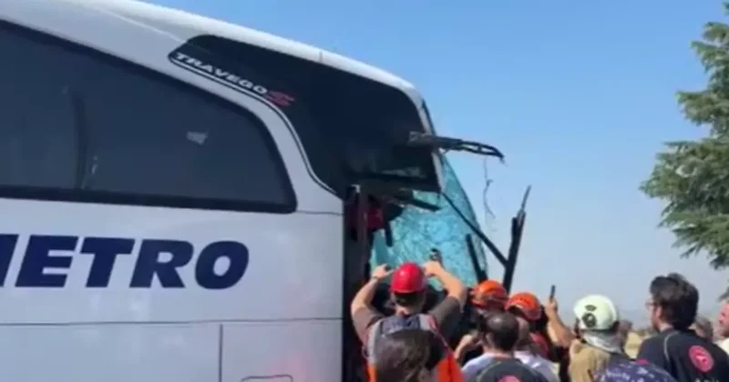 SON DAKİKA Yolcu otobüsü kamyona çarptı! 1 i ağır 8 yaralı