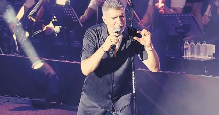 Özcan Deniz: Ezik büzük hallerimi göstermiyorum