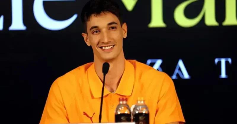 Galatasaray da voleybol takımının yeni transferi Efe Mandıracı için imza töreni düzenlendi