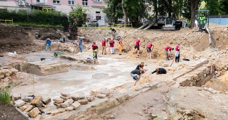 Yıkılmış binanın altından Büyük Sinagog un kalbini çıkardılar Sözcü Gazetesi