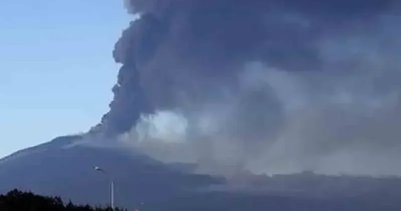 Etna Yanardağı kül püskürttü