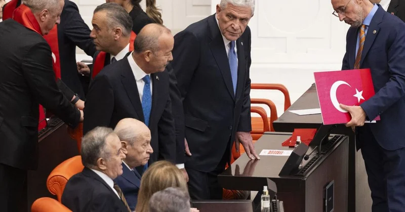 Bahçeli ile Dervişoğlu arasından soğuk rüzgarlar: Yan yana oturup tokalaşmadılar