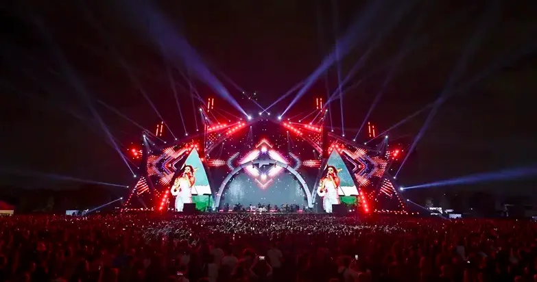 İstanbul Festivali’nde Semicenk ve Yıldız Tilbe sahne aldı