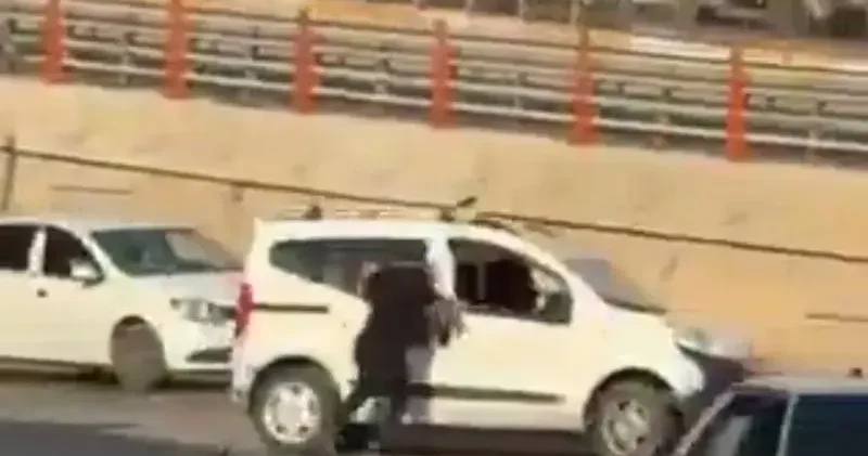 Kavga ettiği kardeşinin aracına tutunup, camdan girmeye çalıştı