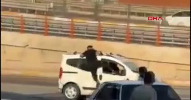 Şanlıurfa da dehşet anları: Hareket halindeki araca tutunup kardeşiyle kavga etti