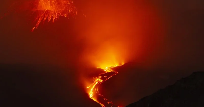 İtalya da Etna Yanardağı nın patlamasıyla oluşan kül bulutu uçuşları aksattı