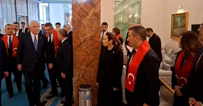 İYİ Parti Meclis e bayraklarla girdi! Sözcü Gazetesi