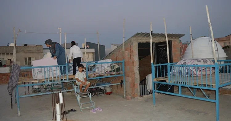 Mardin de sıcaktan bunalanların dam palas keyfi: Klimadan daha sağlıklı ve keyifli