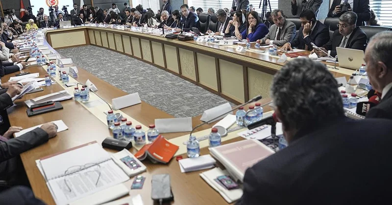 Çerçeve yasa çatlağı! 3 milletvekili hayır diyeceğini açıkladı, Özel acil toplantı çağrısı yaptı