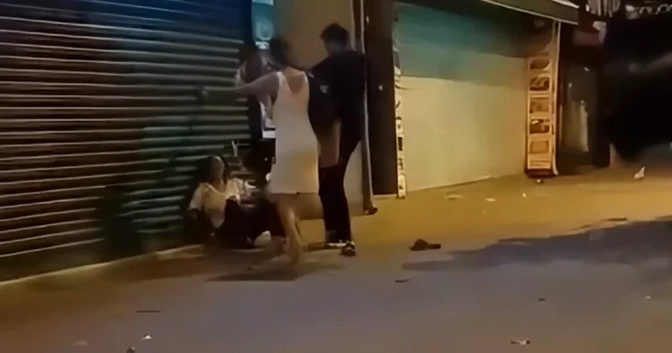 Sokak ortasında kız arkadaşını darbetti, şikayetçi olmayınca serbest kaldı