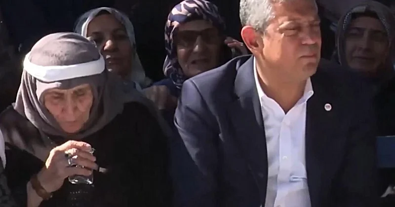 Vatandaş okuyup üflediği suyu Özgür Özel e içirdi