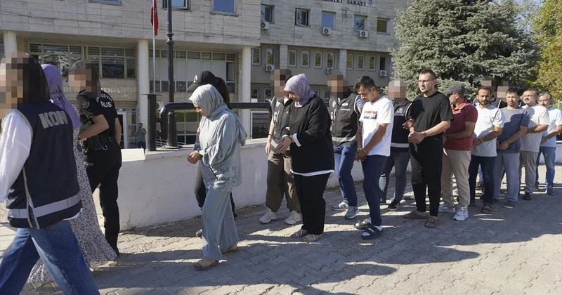 Tekneyle kaçacaklardı, kıskıvrak yakalandılar! 9 FETÖ şüphelisi ile kaptan adliyede