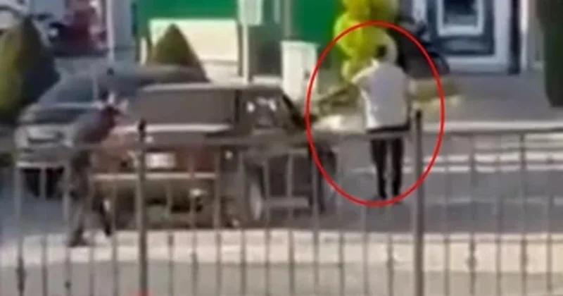 İşten çıkarılınca belediyenin önünde tabanca ve kılıçla bekledi