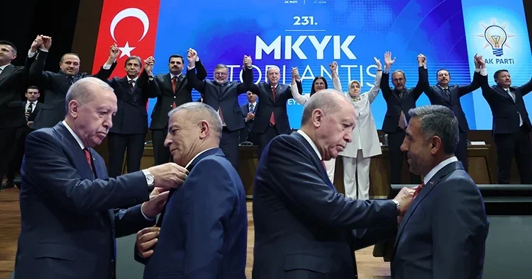 Cumhurbaşkanı Erdoğan, AK Parti ye katılan belediye başkanlarına rozetlerini taktı