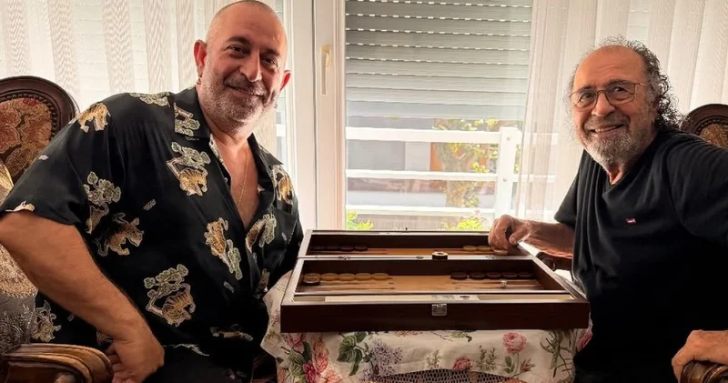 Cem Yılmaz, babası Arif Yılmaz ile tavla oynadı