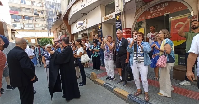 ABD ve Kanadalı hac yolcuları depremde hasar gören kilisede dua etti Hatay Haberleri Habertürk Yerel Haberler