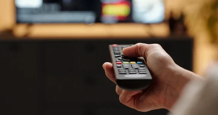 Akıllı TV’lerde gizli tehlike: Kapalıyken bile sizi dinliyor ve ev ağınızı tarıyor! Uzman isimden korunmanın 5 kritik yolu