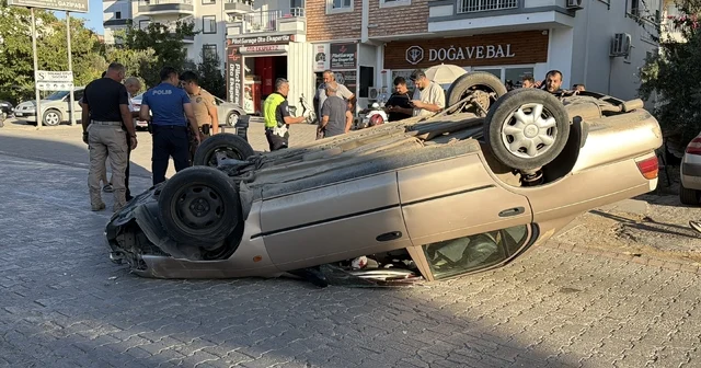 Kamyonet ile çarpışan otomobil ters döndü: 1 yaralı Üç aracın hasar gördüğü kaza anı güvenlik kamerasına yansıdı Antalya Haberleri Habertürk Yerel Haberler