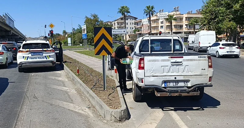 Yol kenarındaki kamyonet ekipleri alarma geçirdi, gerçek ise apayrı çıktı