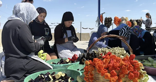 Midyatlı kadınlar imece usulü kışa hazırlanıp aile bütçelerine de katkı sağlıyor Mardin Haberleri Habertürk Yerel Haberler