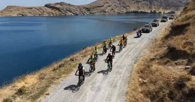 Doğaseverler Van Gölü nün saklı cennetine pedal çevirdi Bitlis Haberleri Habertürk Yerel Haberler