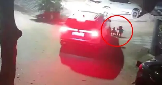 Hindistan da kapının önünde oynayan minik kız arabanın altında kaldı!
